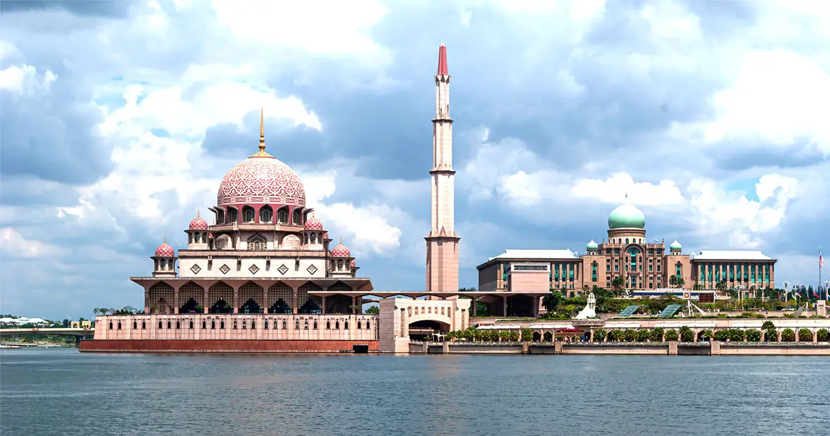 Putra Mosque and Perdana Putra in Putrajaya – ideal KLIA layover tour