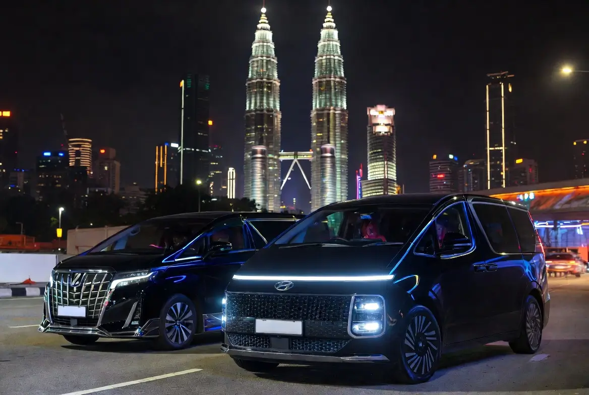 KLIA taxi to KLCC route - SkyLimo private car passing KL Twin Towers